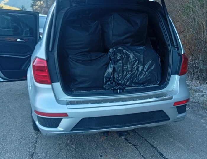 Ιωάννινα: Γυναίκα συνελήφθη με 215 κιλά κάνναβης, ενώ στο τζιπ της βρισκόταν και ο 2,5 ετών γιος της