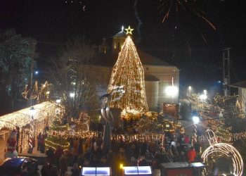 ΠΡΑΜΑΝΤΑ -Φως στην πλατεία, πυροτεχνήματα στον ουρανό