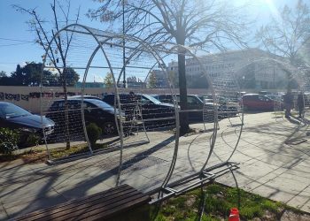 Φωτιζόμενες αψίδες μπροστά στην Περιφέρεια