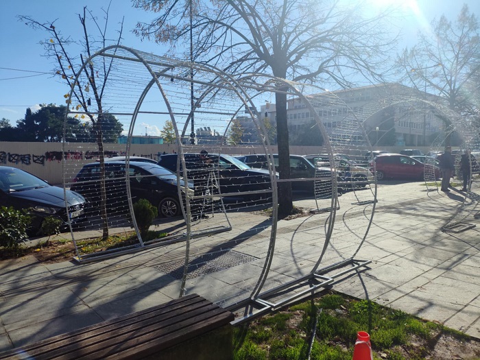 Φωτιζόμενες αψίδες μπροστά στην Περιφέρεια