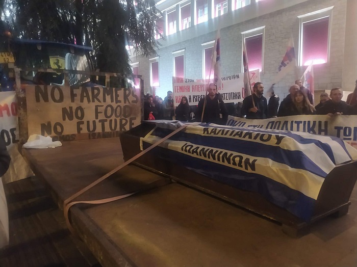 Αποχώρησαν από τα μπλόκα, συνεχίζουν τις διεκδικήσεις