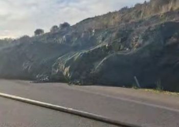 ΙΟΝΙΑ ΟΔΟΣ -Μεγάλη κατολίσθηση λίγο έλειψε να προκαλέσει ατύχημα