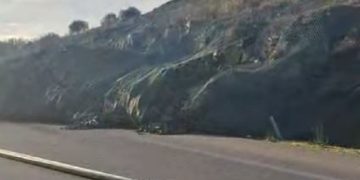 ΙΟΝΙΑ ΟΔΟΣ -Μεγάλη κατολίσθηση λίγο έλειψε να προκαλέσει ατύχημα