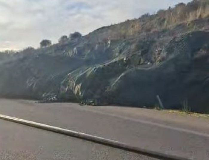 ΙΟΝΙΑ ΟΔΟΣ -Μεγάλη κατολίσθηση λίγο έλειψε να προκαλέσει ατύχημα