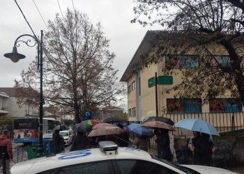 Μένουν και επιμένουν στην απομάκρυνση της κεραίας