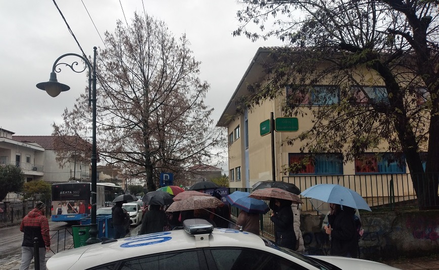 Μένουν και επιμένουν στην απομάκρυνση της κεραίας