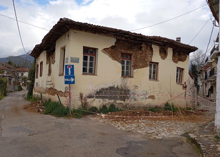 Κίνδυνος με κατεστραμμένο κτίριο που «απειλεί» τους πολίτες