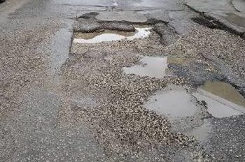 Λακκούβες, πρόχειρα «μπαλώματα» και αυξημένος κίνδυνος ατυχημάτων