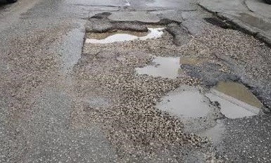 Λακκούβες, πρόχειρα «μπαλώματα» και αυξημένος κίνδυνος ατυχημάτων