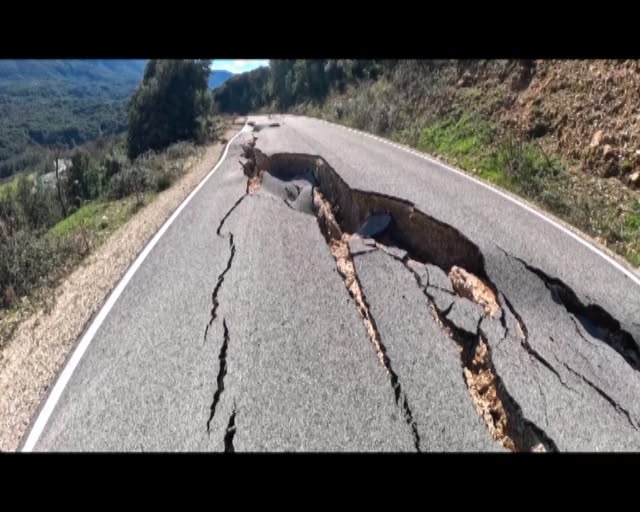Σοβαρή καθίζηση σε πρόσφατα ασφαλτοστρωμένο δρόμο