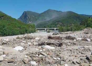 ΤΖΟΥΜΕΡΚΑ -«Καταρράκτες» μπαζών στο φαράγγι του Αράχθου