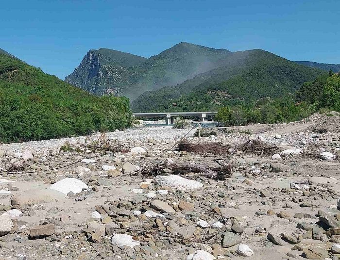 ΤΖΟΥΜΕΡΚΑ -«Καταρράκτες» μπαζών στο φαράγγι του Αράχθου