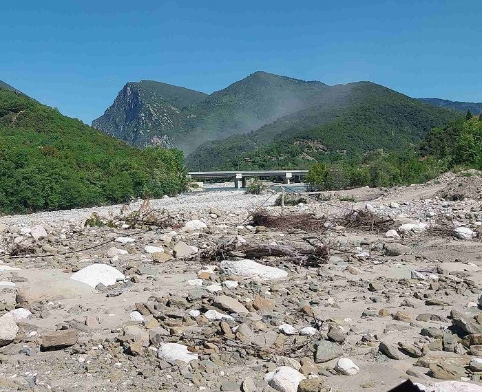 ΤΖΟΥΜΕΡΚΑ -«Καταρράκτες» μπαζών στο φαράγγι του Αράχθου