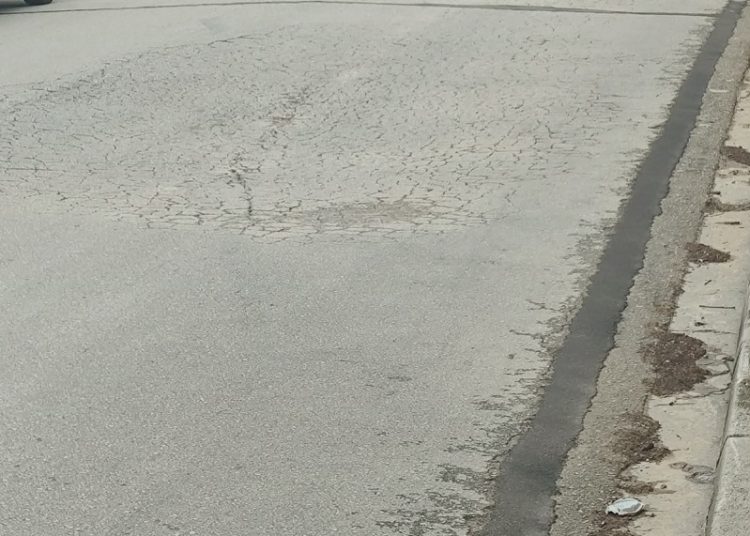 Εμφανής καθίζηση στο δρόμο έξω από το Πολυκλαδικό